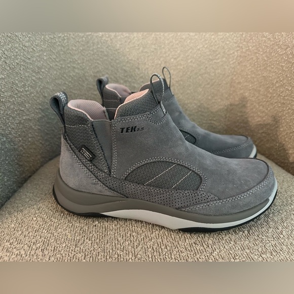 LL BEAN WOMEN’S  TEK 2.5 PULL-ON WINTER BOOT/SNEAKERS - Picture 1 of 7